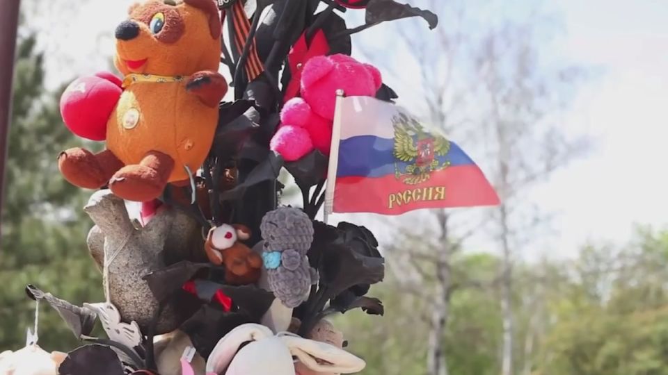 В Донецкой Народной Республике сотрудники регионального следственного управления возложили цветы к памятнику «Аллея Ангелов. Памяти погибших детей Донбасса»