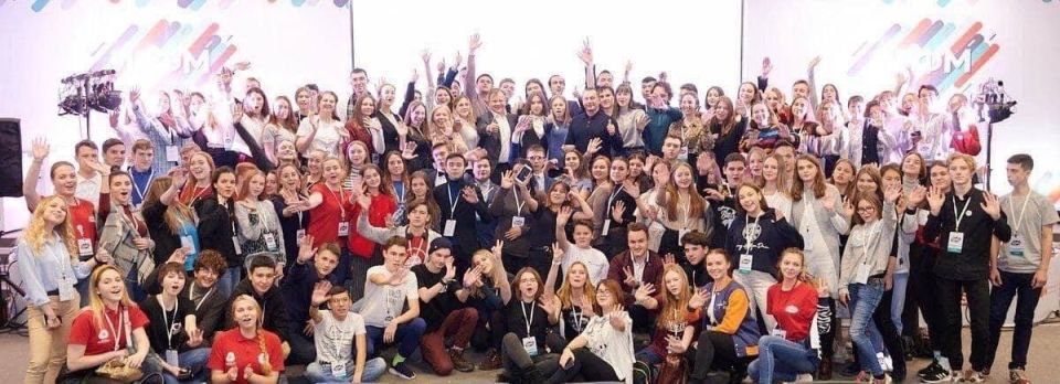 Дмитрий Бердников: Дорогие друзья!. От всей души поздравляю вас с замечательным праздником — Днём молодёжи! Молодость — это время дерзких идей, ярких мечтаний и больших возможностей