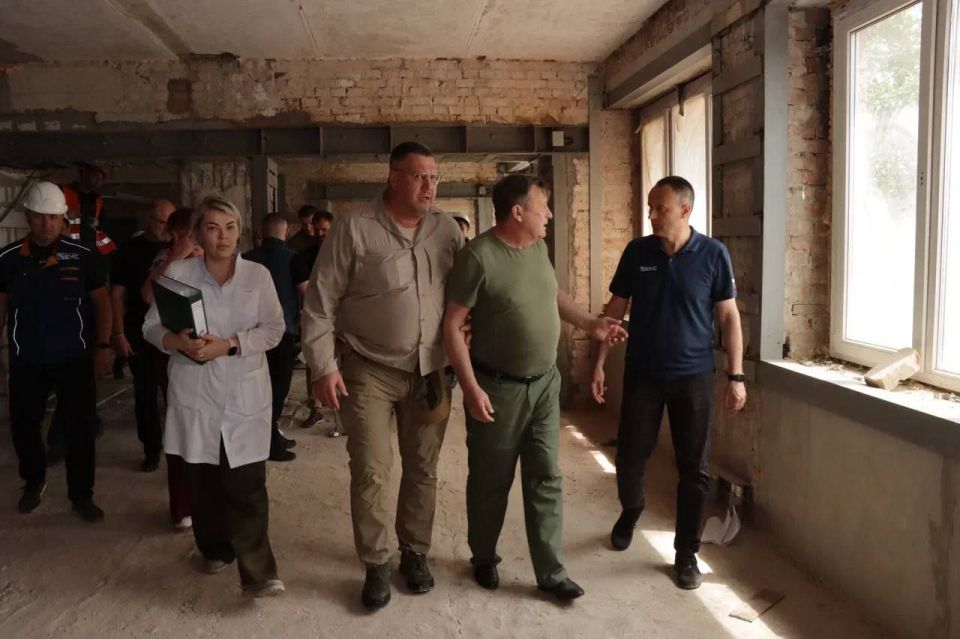 Замминистра строительства и ЖКХ РФ Валерий Леонов совместно с первым заместителем Председателя Правительства ДНР Дмитрием Бердниковым посетили объекты восстановления в Мариуполе