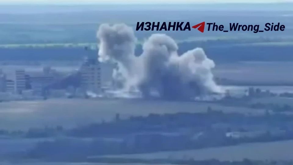 На кадрах ОК поражение ПВД 25 ОПДБр ВСУ ударами ФАБ-500 в районе н.п. Родинское