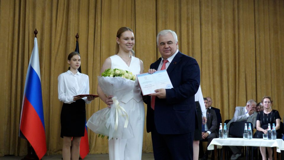 Депутаты вручили дипломы выпускникам ДонГМУ