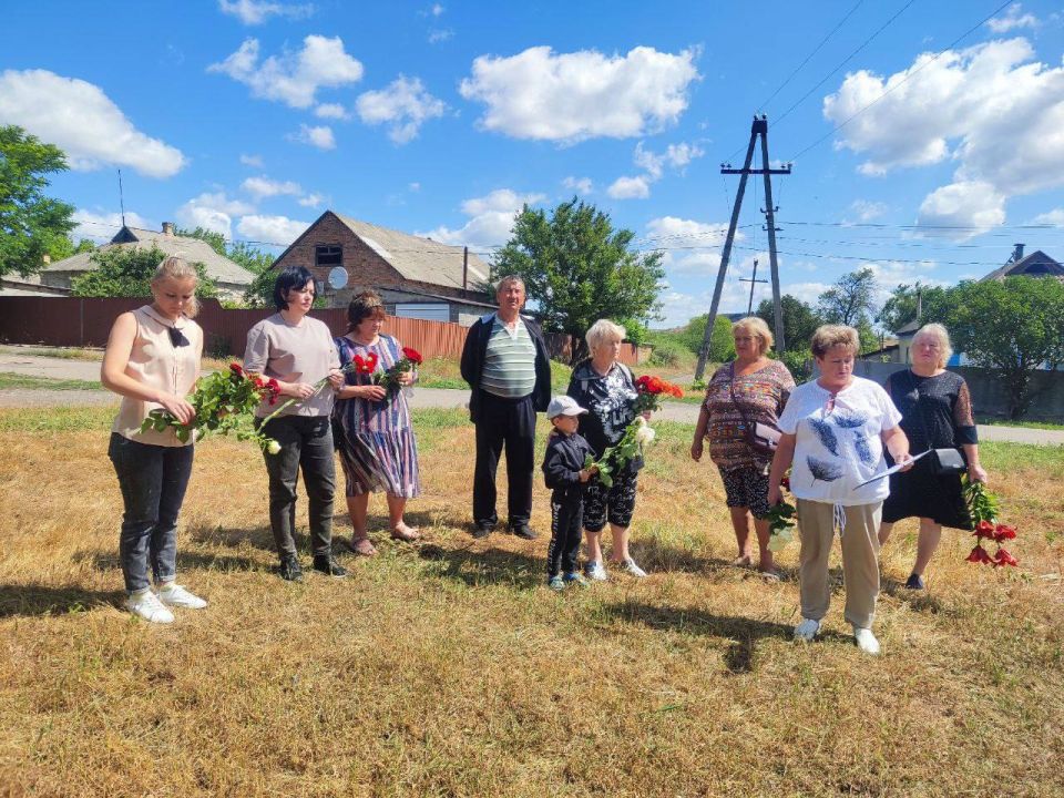 В Троицко-Харцызске прошло торжественное возложение цветов у памятного знака "Землякам-партизанам"
