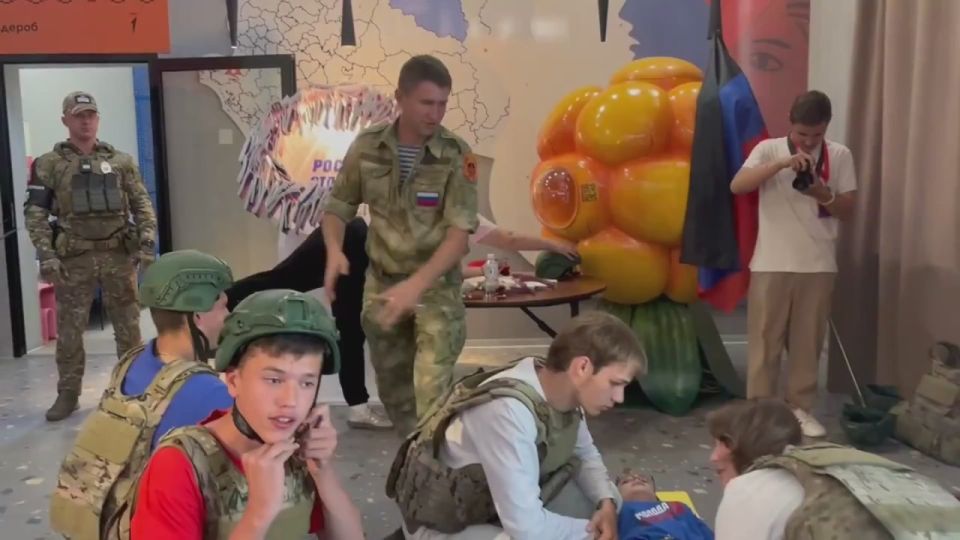 В День молодежи единороссы из Волновахи подарили праздник поколению будущего