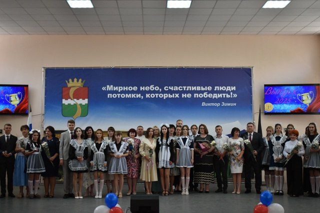 Игорь Лызов: Вручил медали лучшим выпускникам школ Амвросиевского округа