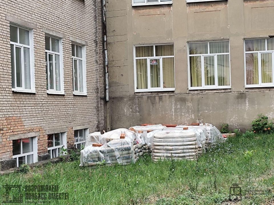 Игорь Лызов: Ученики и учителя школы № 2 Амвросиевки поблагодарили амурских строителей за восстановление