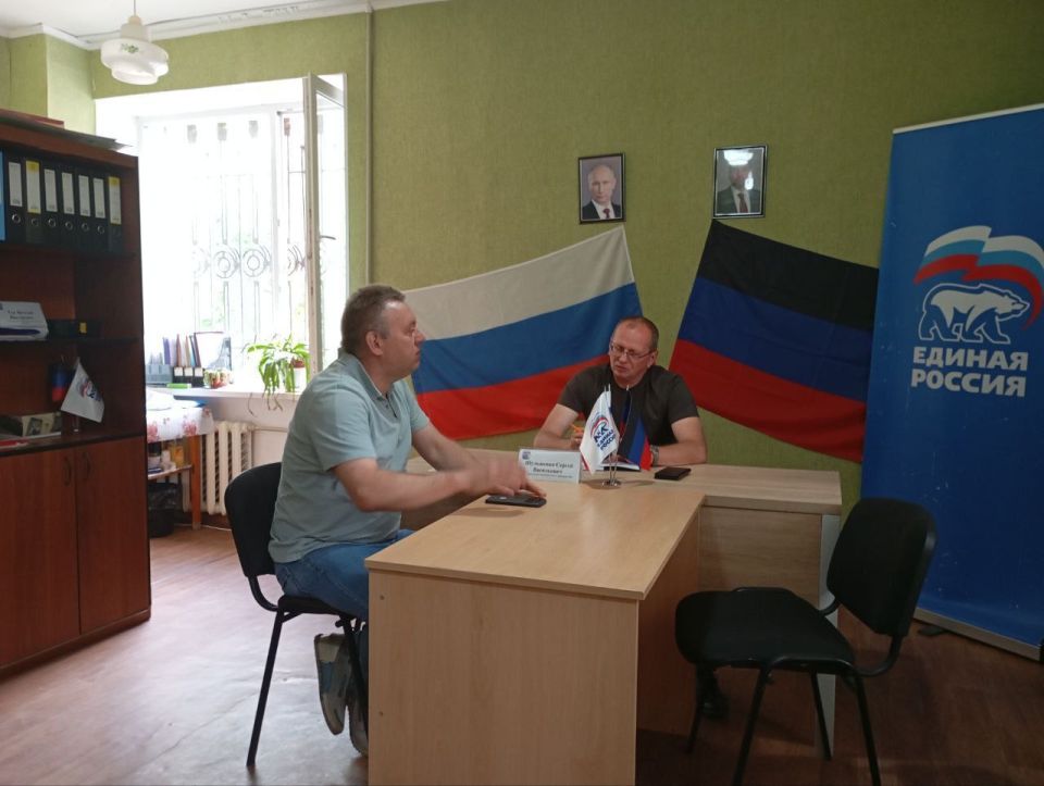 Председатель  Дебальцевского городского совета Донецкой Народной Республики Шульженко Сергей Васильевич провел личный прием граждан в общественной приемной Всероссийской политической партии «Единая Россия»