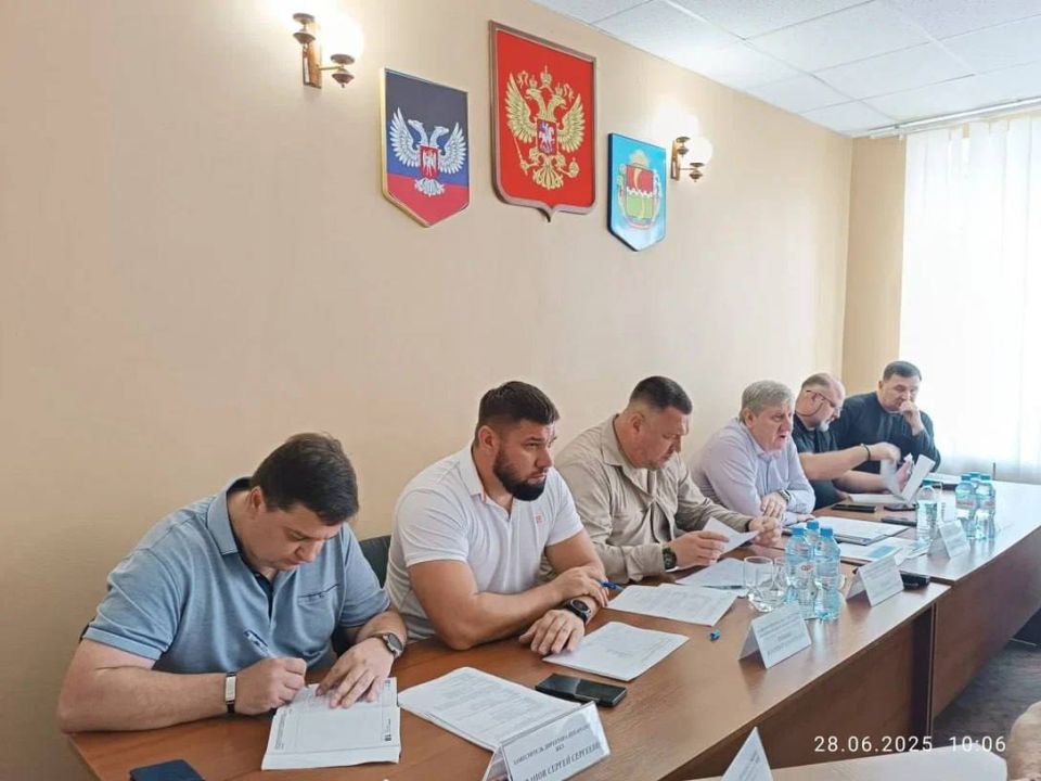 Андрей Чертков: С заместителем министра строительства и ЖКХ России Валерием Леоновым провели в Амвросиевке расширенное совещание по подготовке наших муниципалитетов к предстоящему отопительному сезону
