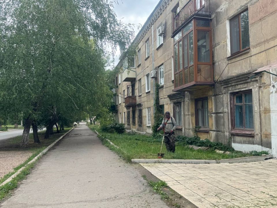 В Ждановке ведется работа по покосу карантинных трав