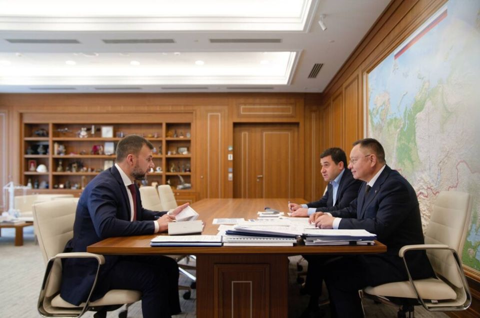 Файзуллин и Пушилин обсудили восстановление бывших прифронтовых районов ДНР