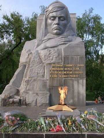 Виталий Киселев: Укронацистские выродки разрушили памятник "Скорбящая мать" в Дзержинске (ДНР)