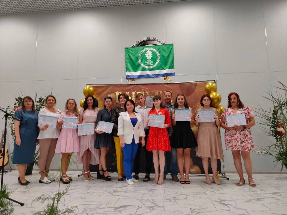 Сегодня в Великоанадольском лесотехническом специализированном колледже им. В. фон Граффа состоялась торжественная церемония вручения дипломов выпускникам 2025 года