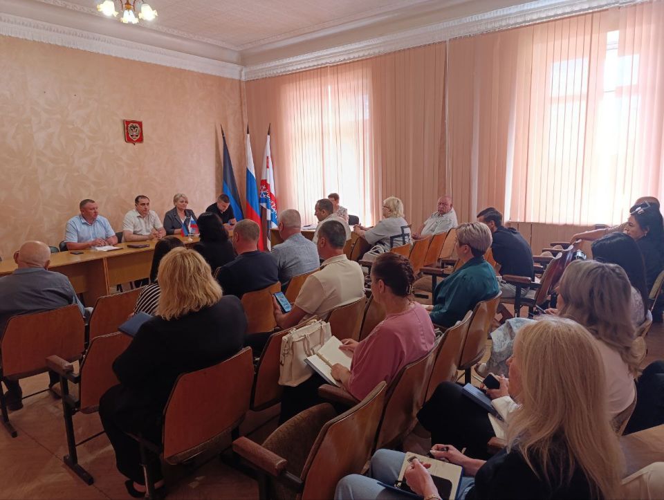 В Снежном представители органов местной власти обсудили ряд актуальных тем