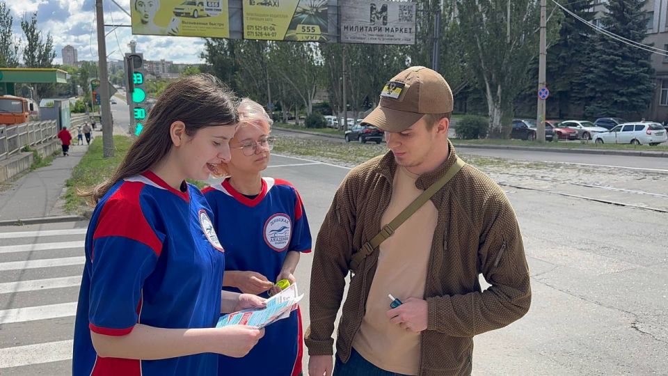 Активисты Донецкой академии транспорта провели акцию «Пешеход – на переходе»