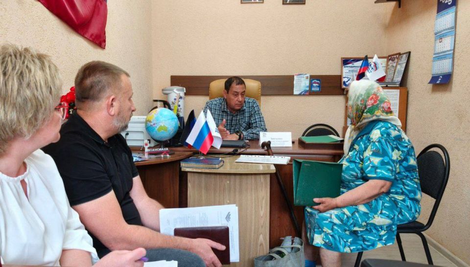 Константин Зинченко: На связи с гражданами. Провел прием граждан в Волновахском отделении общественной приемной Единой России совместно с представителями профильных управлений и отделов администрации Волновахского...