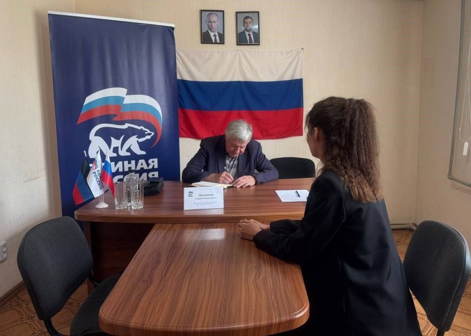 Сергей Литвинов: Прием граждан. 3 июля провел прием граждан по личным вопросам в общественной приемной «Единой России» в городе Ждановка, на котором обсудили вопросы о: — сроках окончания капитального ремонта кровли;