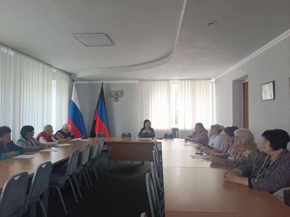 Заместитель главы Администрации городского округа Харцызска Виктория Рогожина провела совещание с представителями общественности города Харцызск по вопросу создания ТОС