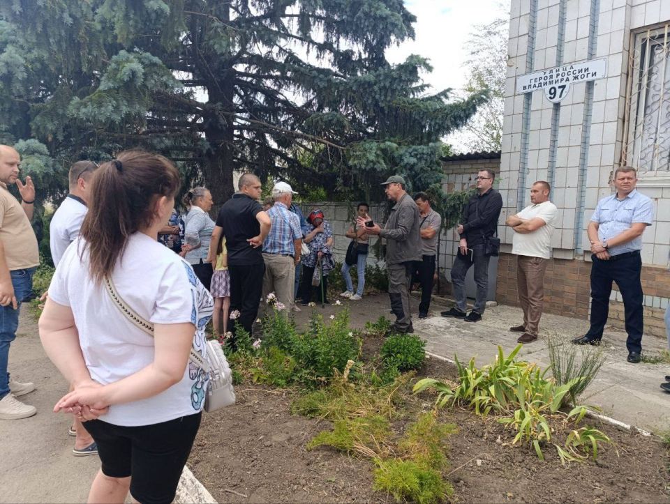 Константин Зинченко: Провел встречу с гражданами по улице Героя России В. А. Жоги, 97