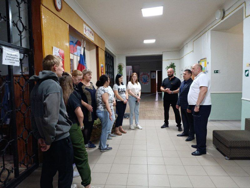 3 июня руководитель Управы Червоногвардейского района Антон Гринзовский провел встречу с жителями жилого массива Дзержинского в помещении ГБОУ «Средняя школа № 89» на которой присутствовали депутаты Макеевского городского...