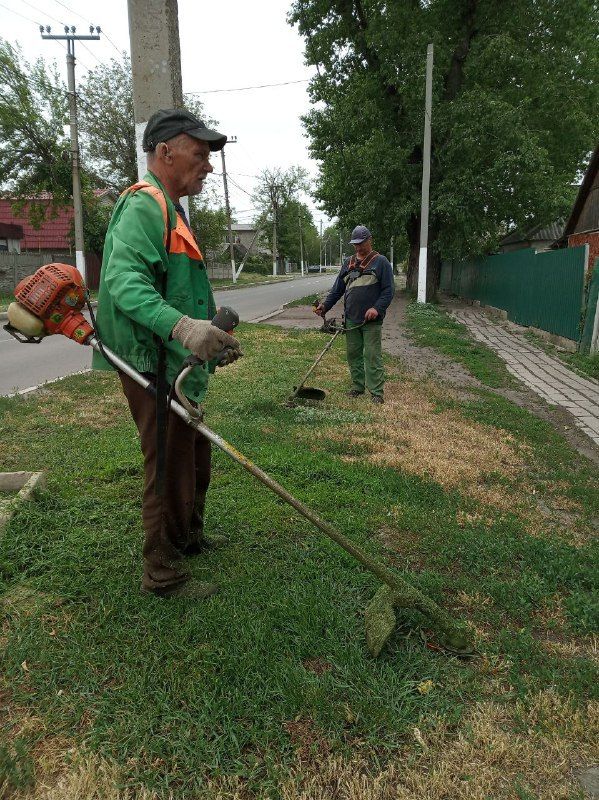 Силами коммунальных предприятий были проделаны работы по наведению чистоты и порядка на территории г. Моспино: