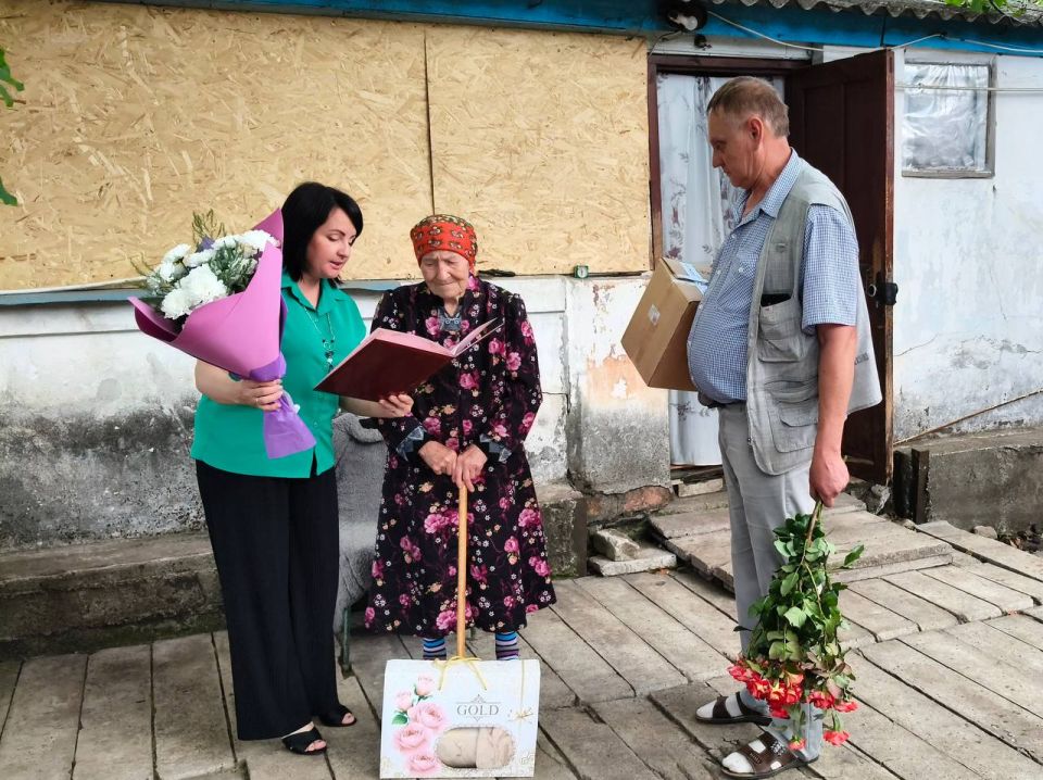 Сегодня жительница пгт Новотроицкое, Зинаида Дмитриевна Кутненко отпраздновала 90-летний юбилей!
