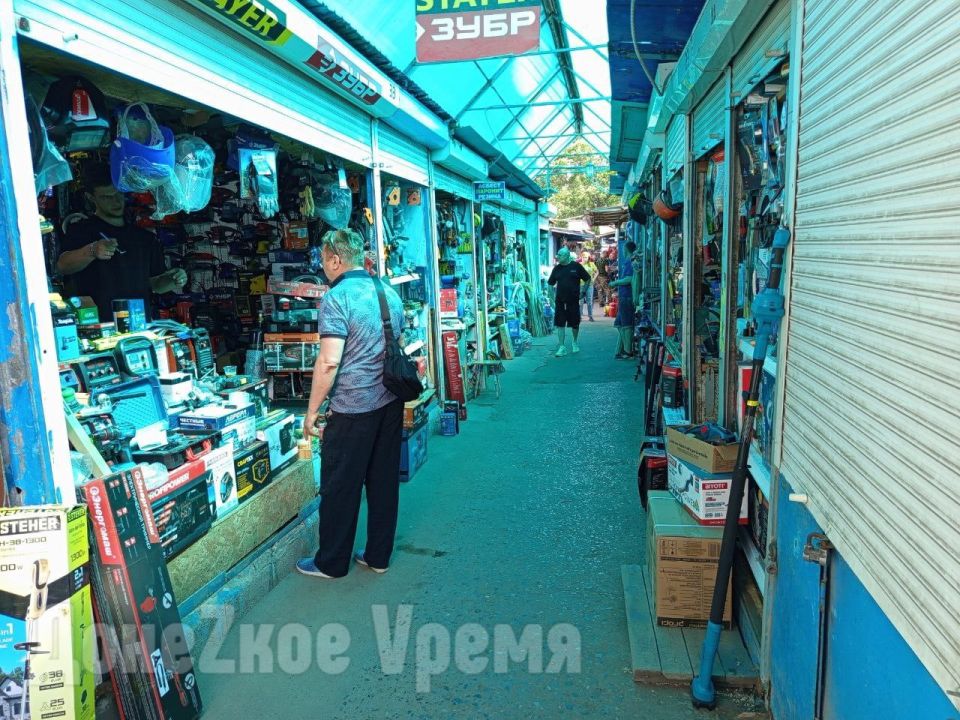 Два месяца на выселение: предпринимателям разрешили работать на рынке &quot;Аквилон&quot; до 1 сентября