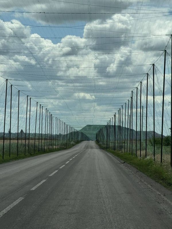 Антидроновая сеть ВСУ над шоссе под Покровском