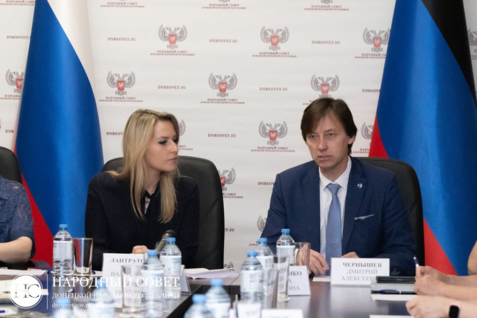 Яна Лантратова обсудила важность гражданских инициатив с представителями общественности Донецкой Народной Республики