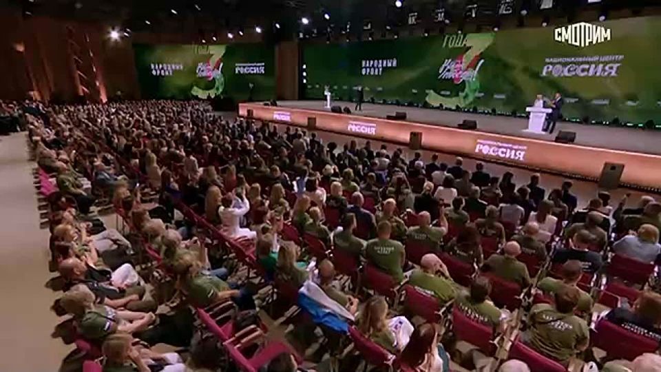 Владимир Путин вручил волонтерам премии Народного фронта