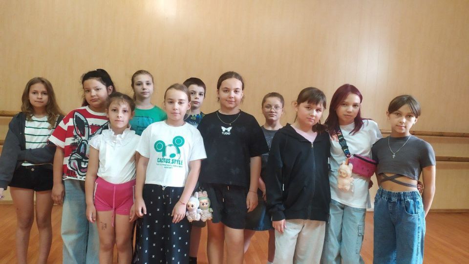 Танцевальный батл. В Углегорском центре культуры и досуга прошёл танцевальный батл «Я делаю шаг», участниками которого стали дети, а организатором выступила руководитель танцевального коллектива «Смайл денс» Анна Магдыч