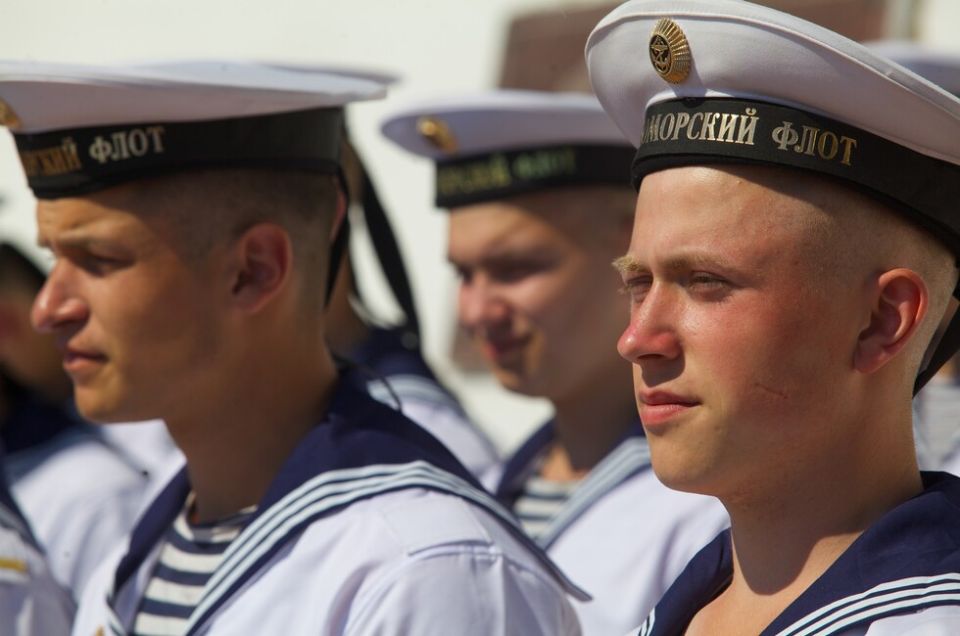 Развивать новые маршруты. Путин поздравил сотрудников морского и речного флота