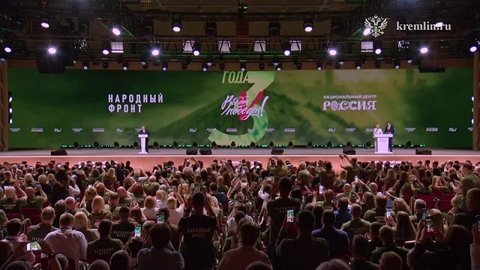 «Здесь собрались настоящие патриоты из всех регионов нашей огромной страны. Благодарю вас за труд, за искреннее, преданное служение Отечеству», – Владимир Путин выступает на форуме «Всё для Победы!»