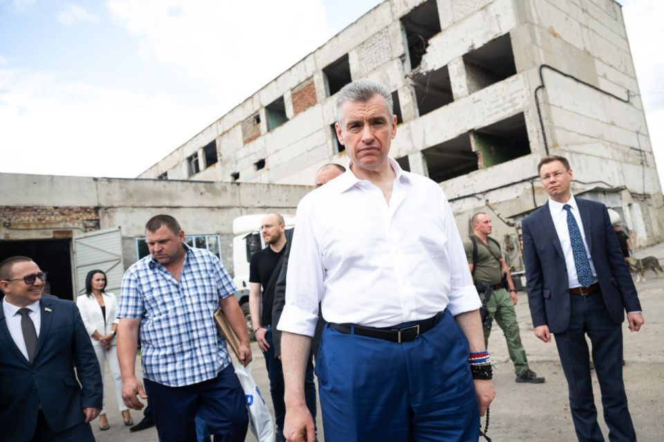 «Русские наладили полный цикл производства», — Леонид Слуцкий посетил завод «Азов Трак» в Мариуполе
