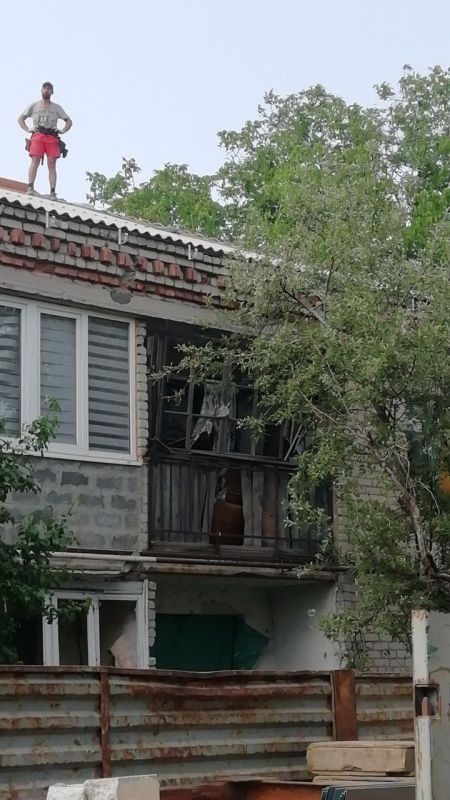В посёлке Новолуганское продолжаются работы по ремонту кровель, инициированные подрядными организациями под руководством шефа региона Чукотским автономным округом