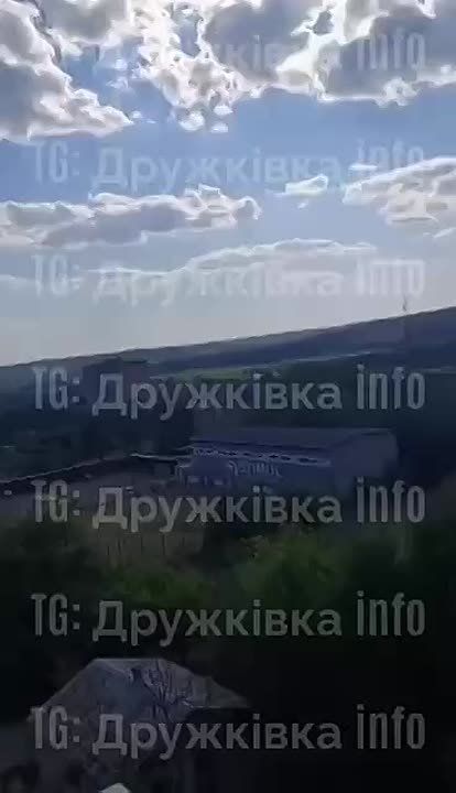 Прилет дрона в Дружковке. Верхние этажи зданий противник как обычно использует для расположения средств РЭБ, РЭР и пунктов управления БПЛА