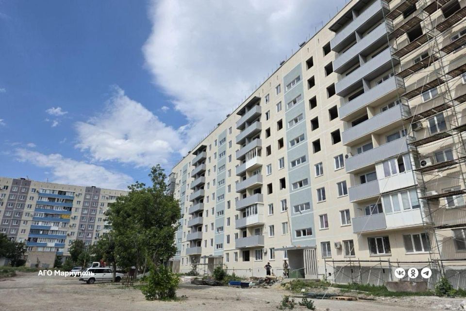 На левобережье Мариуполя специалисты ФКР Московской области продолжают восстанавливать многоквартирные дома