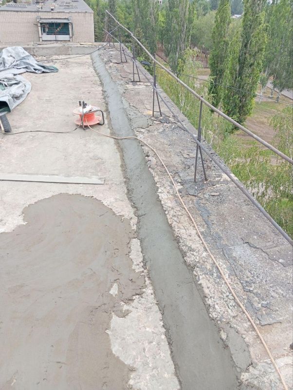 Сергей Желновач: Камчатский край продолжает ремонт кровли одного из жилых домов в Светлодарске