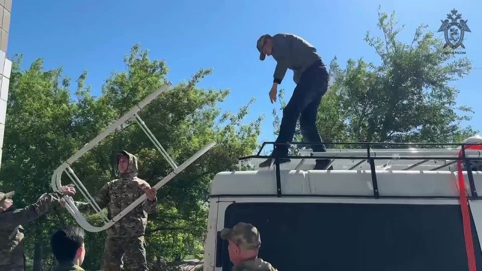 Оказание гуманитарной помощи является одним из приоритетных направлений деятельности сотрудников военных следственных органов