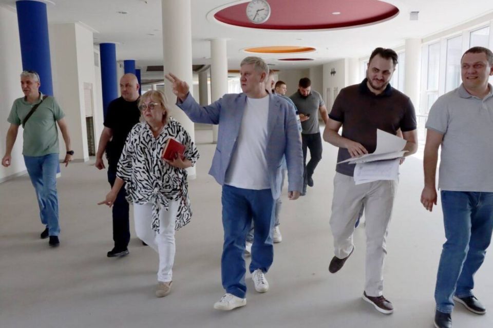 Глава Правительства ДНР Андрей Чертков посетил Григорьевскую школу и школу № 9 в Донецке