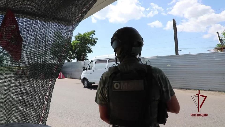 На окраине Мариуполя загорелся автобус с пассажирами: людей спасли росгвардейцы