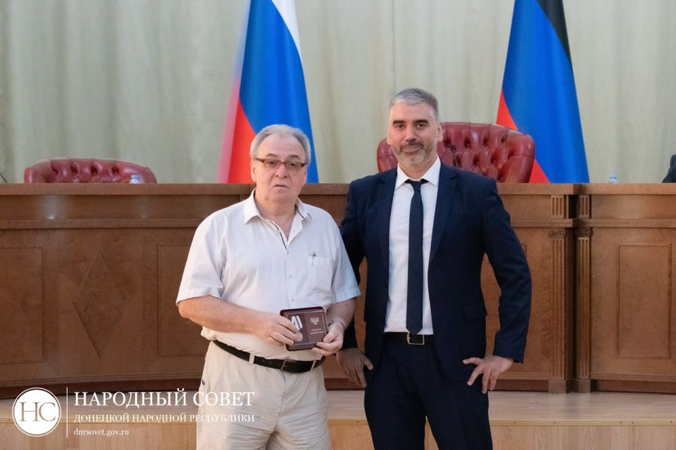 Алексей Дорофеев: Очень приятная и почётная миссия выпала мне сегодня — от имени Главы Республики вручил юбилейные медали коллегам-депутатам