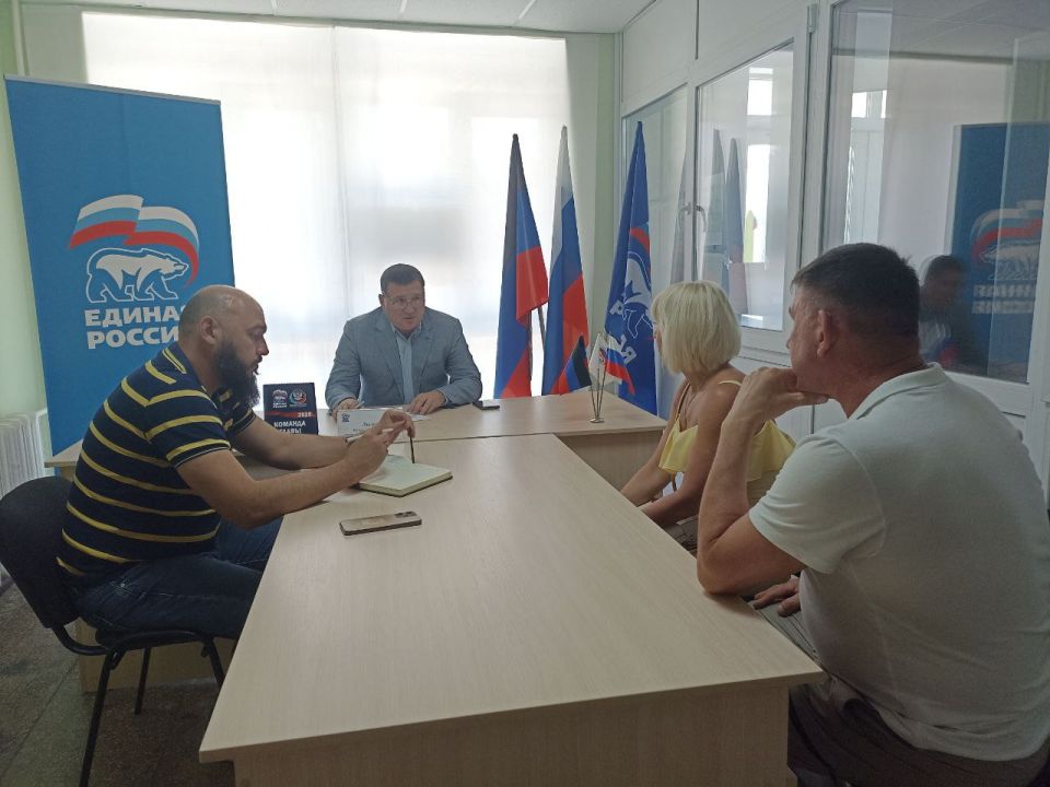 Секретарь Амвросиевского местного отделения Всероссийской политической партии «Единая Россия» Игорь Лызов провёл приём в общественной приёмной