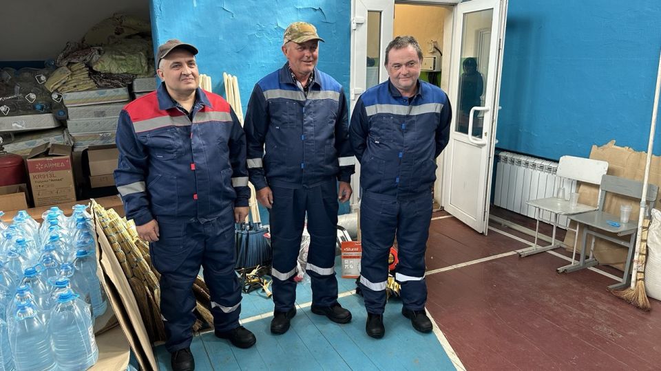 От Правительства Чукотского автономного округа, заместитель начальника департамента промышленной политики - Леонов Иван Александрович в поселок Новолуганское доставил гуманитарный груз: триммер, газонокосилка, а также...