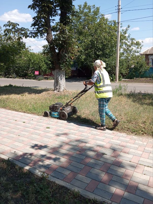 Выполняя поручение главы муниципального образования Волновахский МО Константина Зинченко, специалисты Службы Благоустройства «Комфорт» продолжают работу по покосу сорных и карантинных трав в соответствии с установленным...