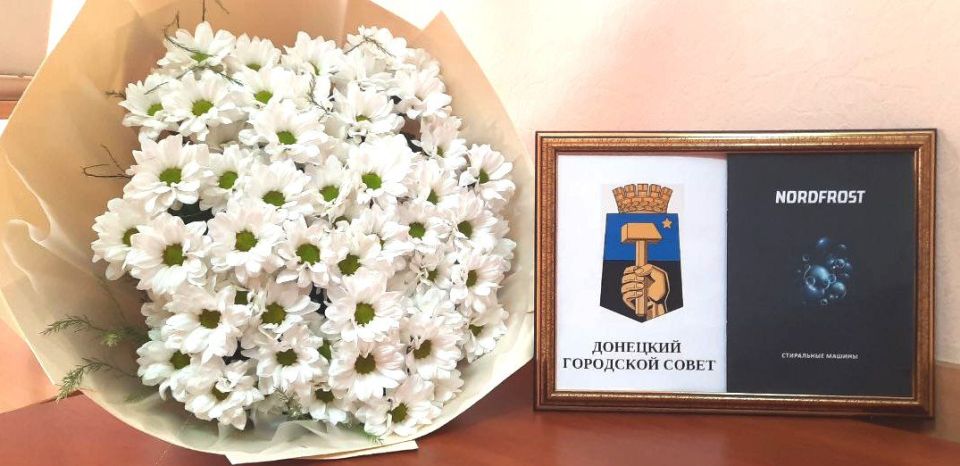 Депутаты Донецкого городского совета поздравили с днём бракосочетания молодую пару дончан