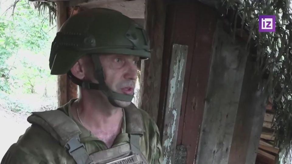 Расчёт 120-миллиметрового миномёта ярославских артиллеристов-десантников уничтожил пикап с украинскими военнослужащими в районе Часова Яра, сообщили в Минобороны РФ