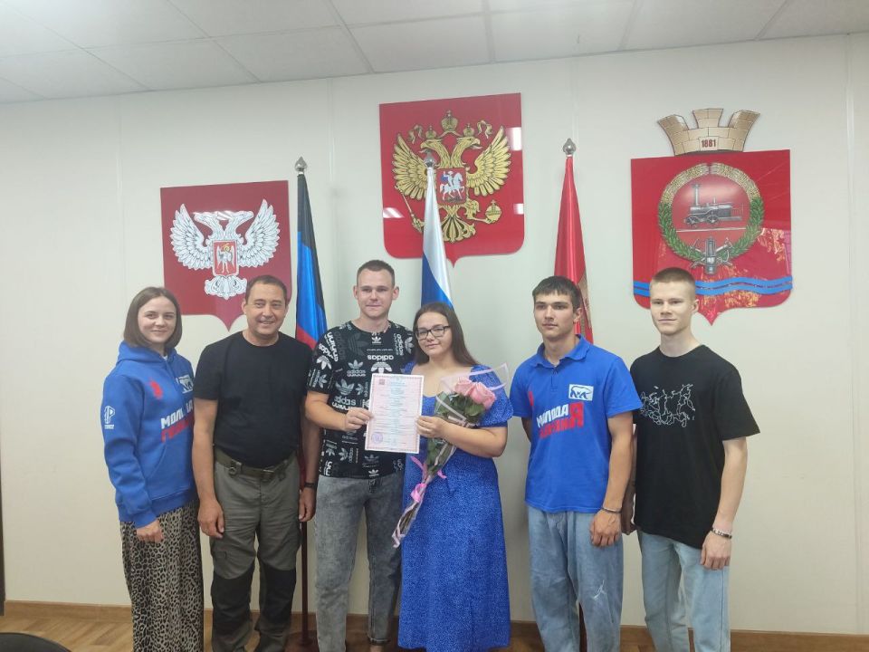 Константин Зинченко: В День семьи, любви и верности совместно с активистами молодежных движений &quot;Народная Дружина&quot;, МГЕР &quot;Молодая Гвардия&quot; поздравил молодую семью, которая заключила брак на кануне этого светлого праздника