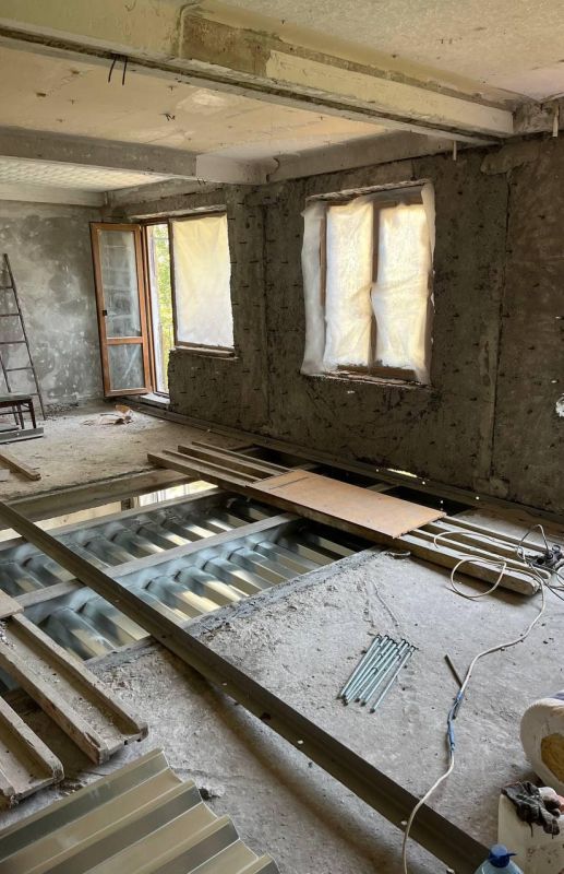 Рабочие из Кузбасса продолжают ремонт многоквартирного дома в городском округе Горловка