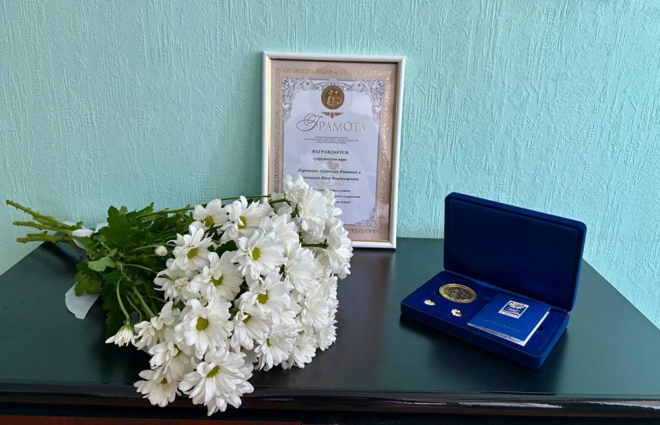 Сегодня, 8 июля, в рамках партийного проекта «Крепкая семья» в Управе Ленинского внутригородского района Администрации городского округа Донецк прошло праздничное поздравление супружеской пары с Днём семьи, любви и верности