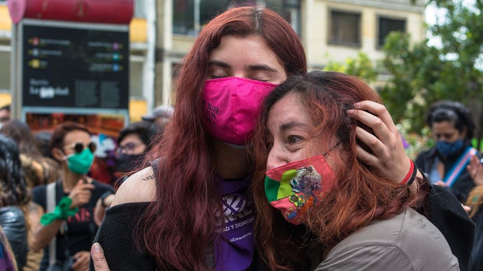 Колумбийские жены плачут, требуя от Украины денег за погибших мужей