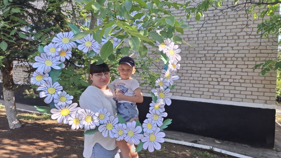 Сегодня, 8 июля, в дошкольных учреждениях городского округа Торез, родителей ждал милый сюрприз - запечатленные моменты семейного счастья, оформленные в виде фотографий ко Дню семьи любви и верности